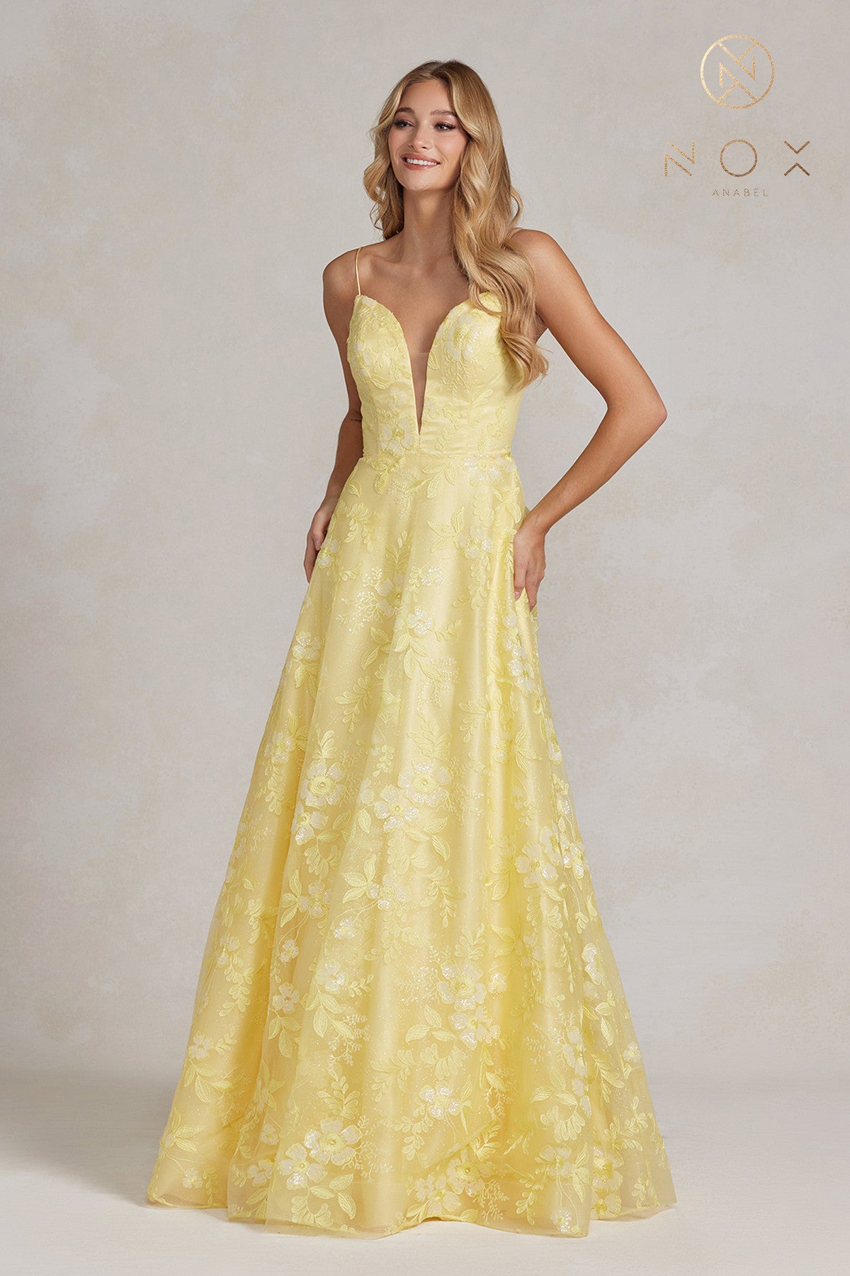 Nox Anabel Floral Applique Cocktail Dress: Radiate Glamour and Elegance